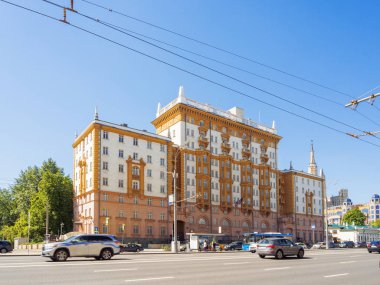 Moskova, Rusya - 18 Mayıs 2019. Uber taksi arabası Amerika Birleşik Devletleri Büyükelçiliği geçiş binası hareket ediyor.