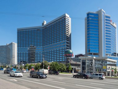 Moskova, Rusya - 18 Mayıs 2019. Yeni Arbat Bulvarı'nda trafik. Küre ile ünlü bina.