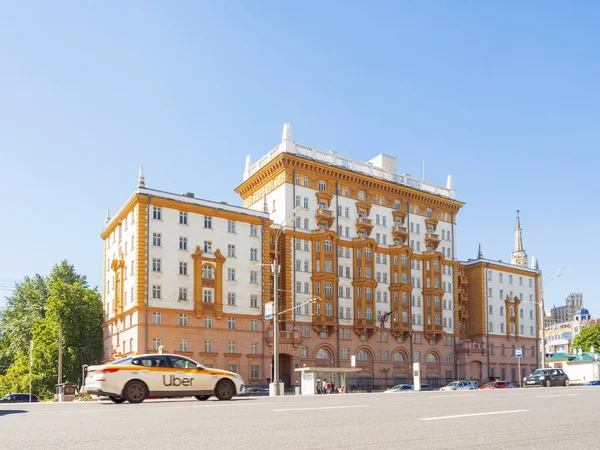 MOSCOW, RÚSSIA - 18 de maio de 2019. Uber táxi carro está se movendo passar edifício da Embaixada dos Estados Unidos da América . — Fotografia de Stock
