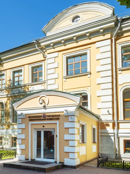 MOSCÚ, RUSIA - 18 de mayo de 2019. Entrada del edificio de la Comisión Electoral de la Ciudad de Moscú . — Foto de Stock