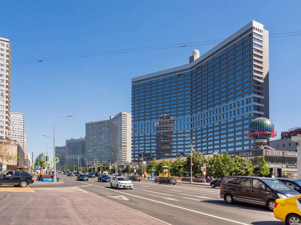 Moscow, Oroszország-május 18, 2019. Forgalmat a New Arbat Avenue. Híres épület földgömbvel. — Stock Fotó