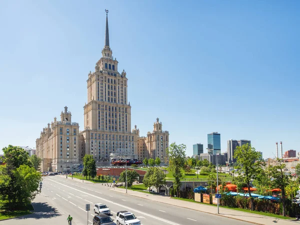 MOSCA, RUSSIA - 18 maggio 2019. Hotel Ucraina, Radisson Collection. Palazzo storico su Kutuzovsky Prospekt nella soleggiata giornata primaverile . — Foto Stock