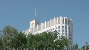Rusya Federasyonu Beyaz Saray Hükümeti Evi . Bayraklı Rus Hükümet Konağı. Berrak mavi gökyüzüne karşı ünlü devlet binası. Moskova, Rusya Federasyonu.