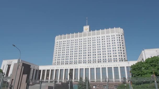 Rusya Federasyonu Beyaz Saray Hükümeti Evi . Bayraklı Rus Hükümet Konağı. Berrak mavi gökyüzüne karşı ünlü devlet binası. Moskova, Rusya Federasyonu. — Stok video