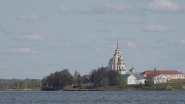 Epiphany Katedrali, Nilo-Stolobensky Manastırı veya Nilov Manastırı. Hareketli tekne görünümü. Seliger Lake, Tver Region, Rusya Federasyonu.
