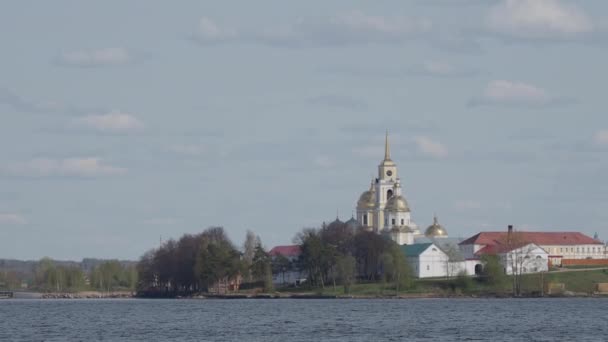 Katedralen i epiphany, Nilo-Stolobensky kloster eller Nilov kloster. Utsikt från den rörliga båten. Seliger Lake, Tver region, Ryssland. — Stockvideo