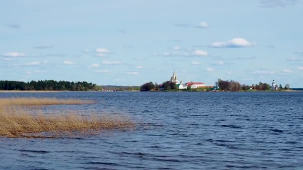 Katedralen i epiphany, Nilo-Stolobensky kloster eller Nilov kloster. Utsikt från den rörliga båten. Seliger Lake, Tver region, Ryssland. — Stockvideo