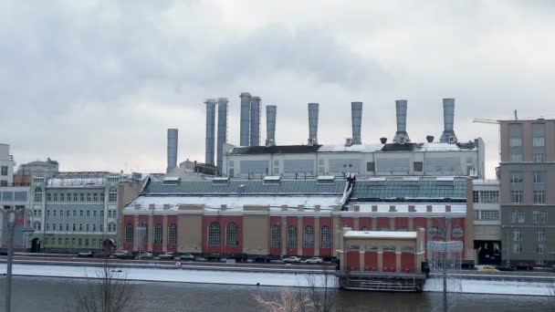 La central eléctrica estatal 1 lleva el nombre de P. G. Smidovich es la central térmica de funcionamiento más antigua de Rusia. Situado en el terraplén de Raushskaya en Moscú , — Vídeos de Stock