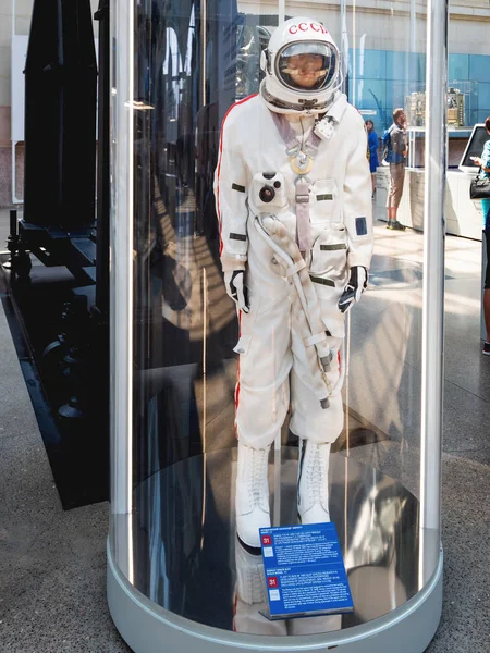 MOSCÚ, RUSIA - 08 de junio de 2019. Traje espacial Berkut en Pavilion Space and Transport. Exposición de logros económicos (VDNH ). — Foto de Stock