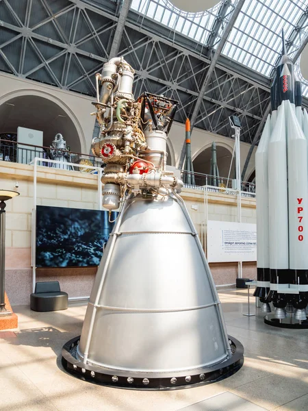 MOSCÚ, RUSIA - 08 de junio de 2019. Motor cohete propulsor líquido NK-43. Pabellón Espacio y Transporte. Exposición de logros económicos (VDNH ). — Foto de Stock