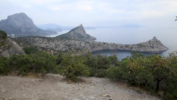 Cape Capchik mellan bergsörnen och Caraul-Oba. Separerar blå och ljusblå vikar. Krim, Novyi Belá. — Stockvideo