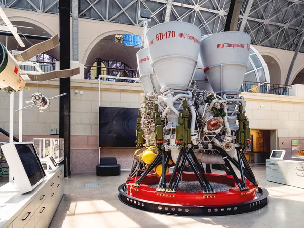 MOSCÚ, RUSIA - 08 de junio de 2019. Motor de cohete de combustible líquido con cámara de combustión múltiple RD-170. Pabellón Espacio y Transporte. Exposición de logros económicos (VDNH ). — Foto de Stock
