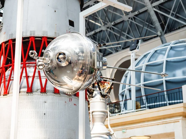 MOSCÚ, RUSIA - 08 de junio de 2019. Satélite espacial en Pabellón Espacio y Transporte. Exposición de logros económicos (VDNH ). — Foto de Stock