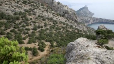 Cape Capchik dağ Kartal ve Caraul-Oba arasında. Mavi ve Açık Mavi koyları ayırır. Kırım, Novyi Svit.