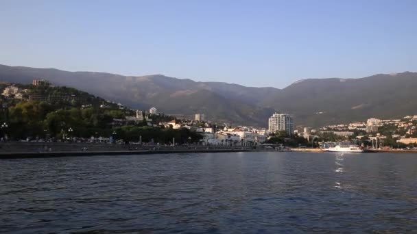 YALTA - 4 de febrero de 2015. Vista panorámica de la ciudad de Yalta desde el mar Negro. Puesta de sol de invierno. Crimea . — Vídeos de Stock