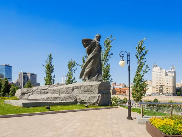 MOSCOW, RUSSIA - May 18, 2019. Monument to Ukrainian poet Taras Shevchenko in front of Hotel Ukraine, Radisson Collection. — Stock Photo, Image