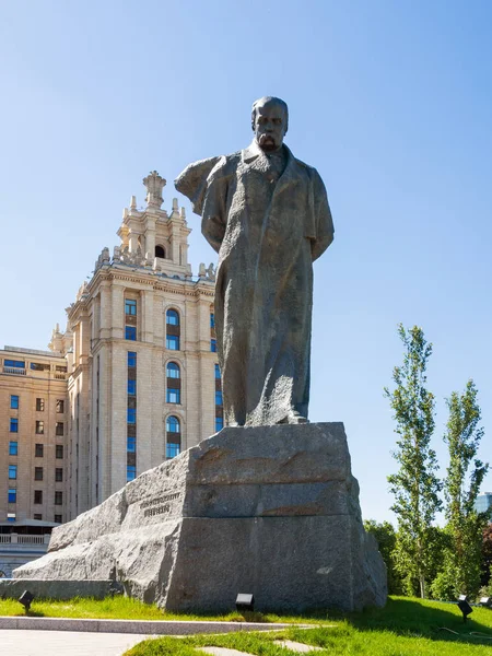 MOSCA, RUSSIA - 18 maggio 2019. Monumento al poeta ucraino Taras Shevchenko di fronte all'Hotel Ucraina, Radisson Collection . — Foto Stock