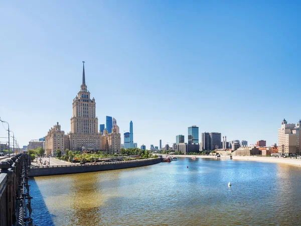 MOSCÚ, RUSIA - 18 de mayo de 2019. Hotel Ucrania, Radisson Collection. Edificio histórico en soleado día de primavera . — Foto de Stock