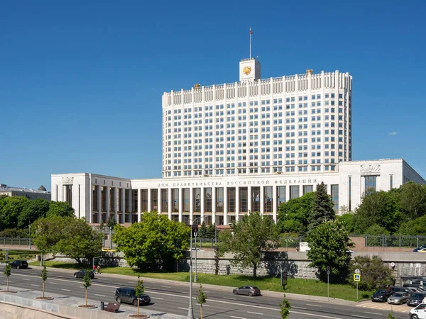 MOSCA, RUSSIA - 18 maggio 2019. Casa del Governo della Federazione Russa (Casa Bianca). Casa del governo russo con bandiera. Famoso edificio statale contro il cielo blu chiaro . — Foto Stock