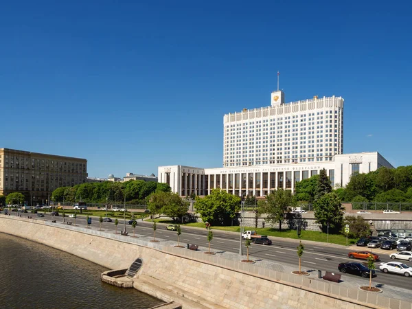 MOSCA, RUSSIA - 18 maggio 2019. Casa del Governo della Federazione Russa (Casa Bianca). Casa del governo russo con bandiera. Famoso edificio statale contro il cielo blu chiaro . — Foto Stock