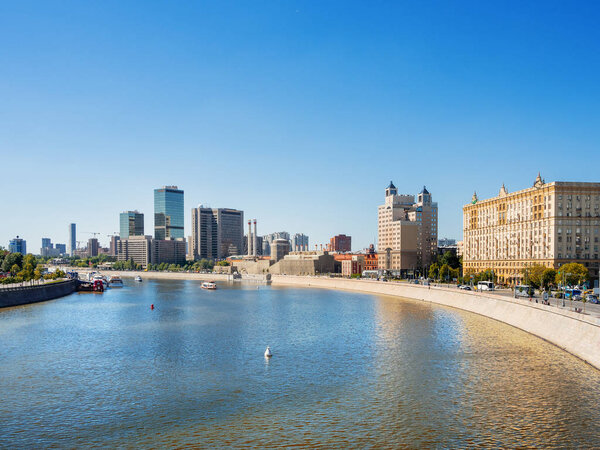 МОСКВА, Россия - 18 мая 2019 года. Гостиница Crowne Plaza, Всемирный торговый центр, Трехгорская мануфактура. Современные достопримечательности в историческом центре Москвы
.