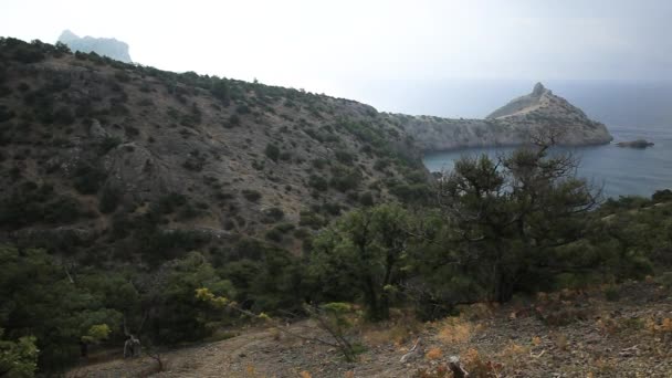 Cabo Capchik entre la montaña Águila y Caraul-Oba. Separa las bahías Azul y Azul Claro. Crimea, Novyi Svit . — Vídeos de Stock