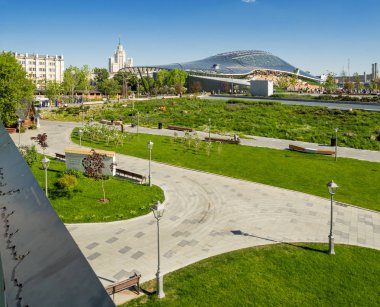Moskova, Rusya-Mayıs 18, 2019. Kızıl Meydan yakınlarındaki Zaryadye peyzaj kentsel park Panorama görünümü. İnsanlar çimenler ve çiçek yatakları arasında yürüyor. Amfitiyatro ile konser salonu cam kubbe.