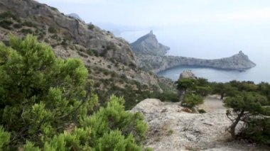 Cape Capchik dağ Kartal ve Caraul-Oba arasında. Mavi ve Açık Mavi koyları ayırır. Kırım, Novyi Svit.