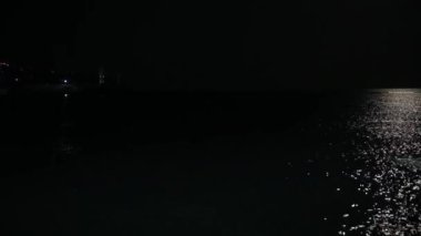 Yalta, Kırım limanında deniz fenerinde çalışıyor. Geceleri kırmızı ışık yanıp sönüyor. Karadeniz.