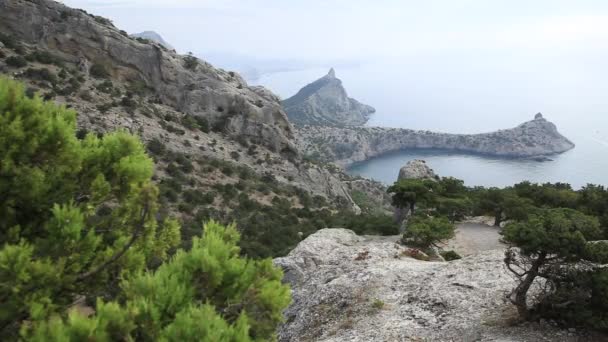 Cape Capchik dağ Kartal ve Caraul-Oba arasında. Mavi ve Açık Mavi koyları ayırır. Kırım, Novyi Svit. — Stok video