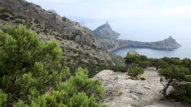 Cape Capchik dağ Kartal ve Caraul-Oba arasında. Mavi ve Açık Mavi koyları ayırır. Kırım, Novyi Svit. — Stok video