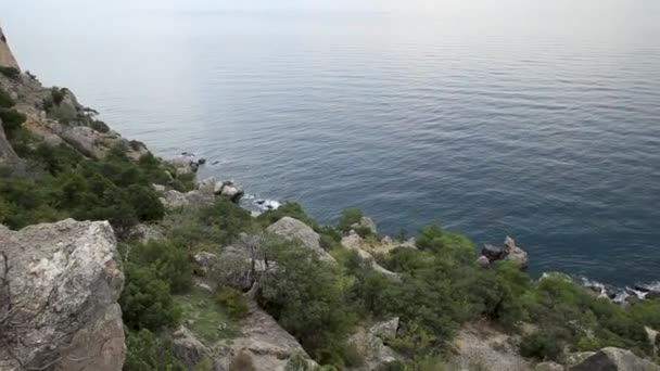 Mořskou krajinu z pohoří Caraul-oba. Jalovcové keře na skále. Sudak, Krym. — Stock video