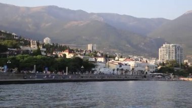 Ukrayna, YALTA - 4 Şubat 2015. Karadeniz 'den Yalta kasabasının panorama manzarası. Kış batımı. Kırım.