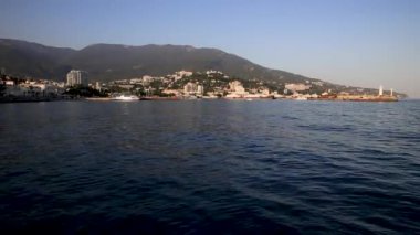 Yalta - 4 Şubat 2015. Karadeniz'den Yalta şehrinin panorama görünümü. Kış gün batımı. Kırım.