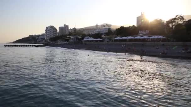 YALTA - 4 февраля 2015 года. Панорама города Ялта с Черного моря. Зимний закат. Крым . — стоковое видео