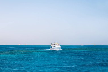 Kızıldeniz'de bir yatla seyreden turistler. Parlak güneşli bir günde tekne gezisi. Hurghada, Mısır.