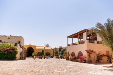 Bungalovlar ve El Gouna kasabasında villalar, Mısır. Çiçek yataklı kare.