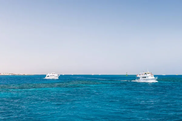 Turistas navegando em um iate no Mar Vermelho. Passeio de barco em dia ensolarado brilhante. Hurghada, Egito . — Fotografia de Stock