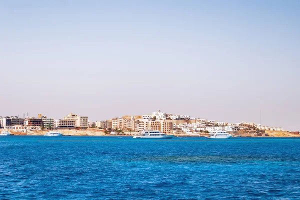 Costa Hurghada con hotel e resort edifici. Vista sul paesaggio marino dalla barca. Mar Rosso, Egitto . — Foto Stock