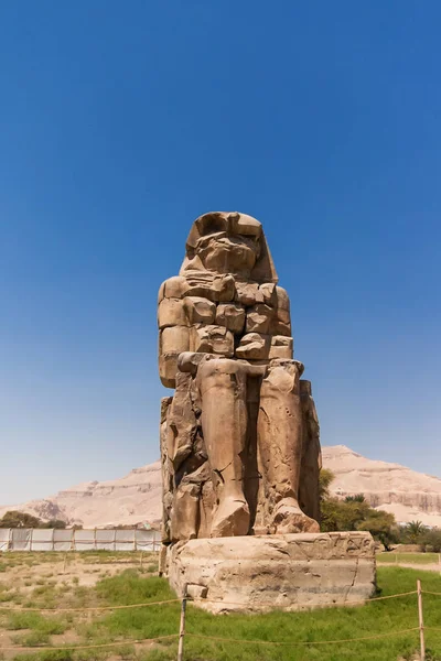 Colossi z Memnon, masivní kamenná socha faraona Amenhotepa III. Luxor, Egypt. — Stock fotografie