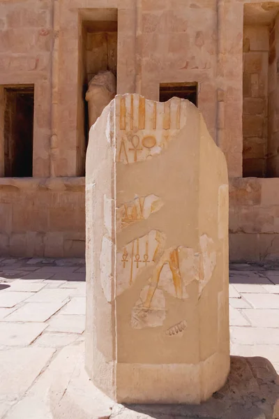 Mortuary temple of Hatshepsut in Deir el-Bahari. Ancient wall with the engraved Egyptian hieroglyphs. Deir el-Bahari, Egypt. — Stock Photo, Image