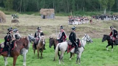 Borodino, Rusya-Eylül 02, 2017-Borodino savaşın yeniden canlandırmada 1812 yıl Vatanseverlik Savaşı. Turistler çitle çevrili yerlerden performansı izlemek.