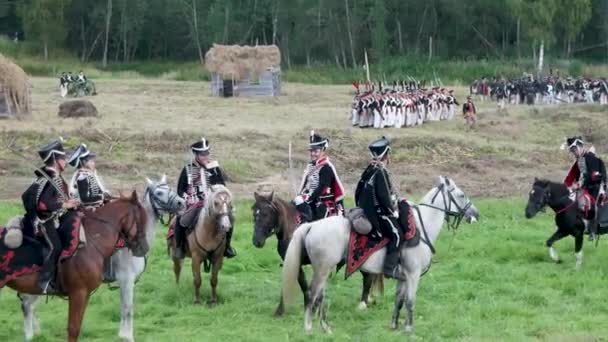 BORODINO, RUSSIE - 02 septembre 2017 - Reconstitution de la bataille de Borodino la guerre patriotique de 1812 année. Les touristes regardent la performance depuis les lieux clôturés . — Video