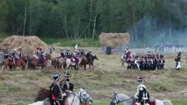 Borodino, Rusya-Eylül 02, 2017-Borodino savaşın yeniden canlandırmada 1812 yıl Vatanseverlik Savaşı. Turistler çitle çevrili yerlerden performansı izlemek.