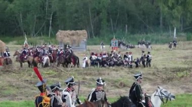 Borodino, Rusya-Eylül 02, 2017-Borodino savaşın yeniden canlandırmada 1812 yıl Vatanseverlik Savaşı. Turistler çitle çevrili yerlerden performansı izlemek.