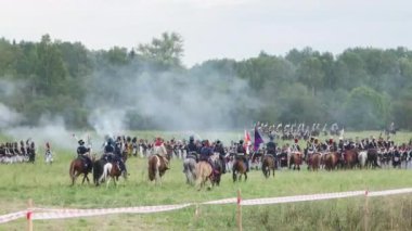 Borodino, Rusya-Eylül 02, 2017-Borodino savaşın yeniden canlandırmada 1812 yıl Vatanseverlik Savaşı. Turistler çitle çevrili yerlerden performansı izlemek.