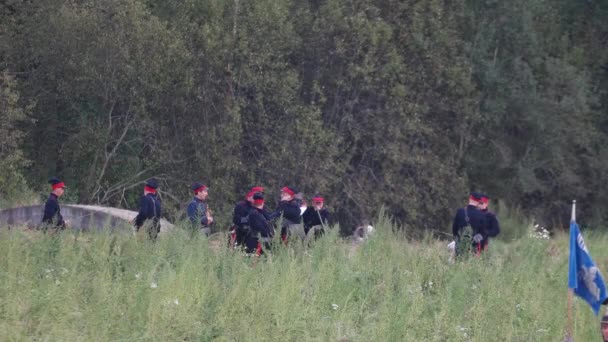 Borodino, Rusya-Eylül 02, 2017-Borodino savaşın yeniden canlandırmada 1812 yıl Vatanseverlik Savaşı. Turistler çitle çevrili yerlerden performansı izlemek. — Stok video