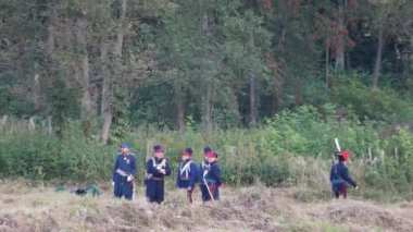 Borodino, Rusya-Eylül 02, 2017-Borodino savaşın yeniden canlandırmada 1812 yıl Vatanseverlik Savaşı. Turistler çitle çevrili yerlerden performansı izlemek.