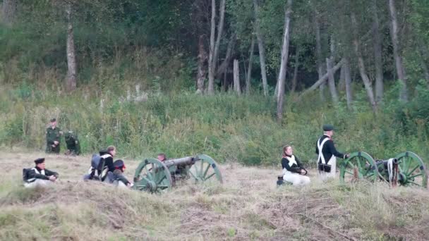 Borodino, Rusko-září 02, 2017-znovupřijetí bitvy o Borodino, Vlastenecká válka za 1812 roku. Turisté sledují vystoupení z oplocovaných míst. — Stock video