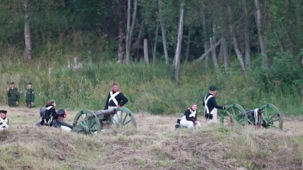 ボロディーノ、ロシア - 9月 02, 2017 - ボロディーノの戦いの再現 1812 年の愛国戦争.観光客はフェンスの場所からパフォーマンスを見ます. — ストック動画